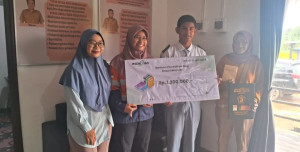 Penyerahan bantuan pendidikan dan beasiswa dari PT. Indexim Coalindo